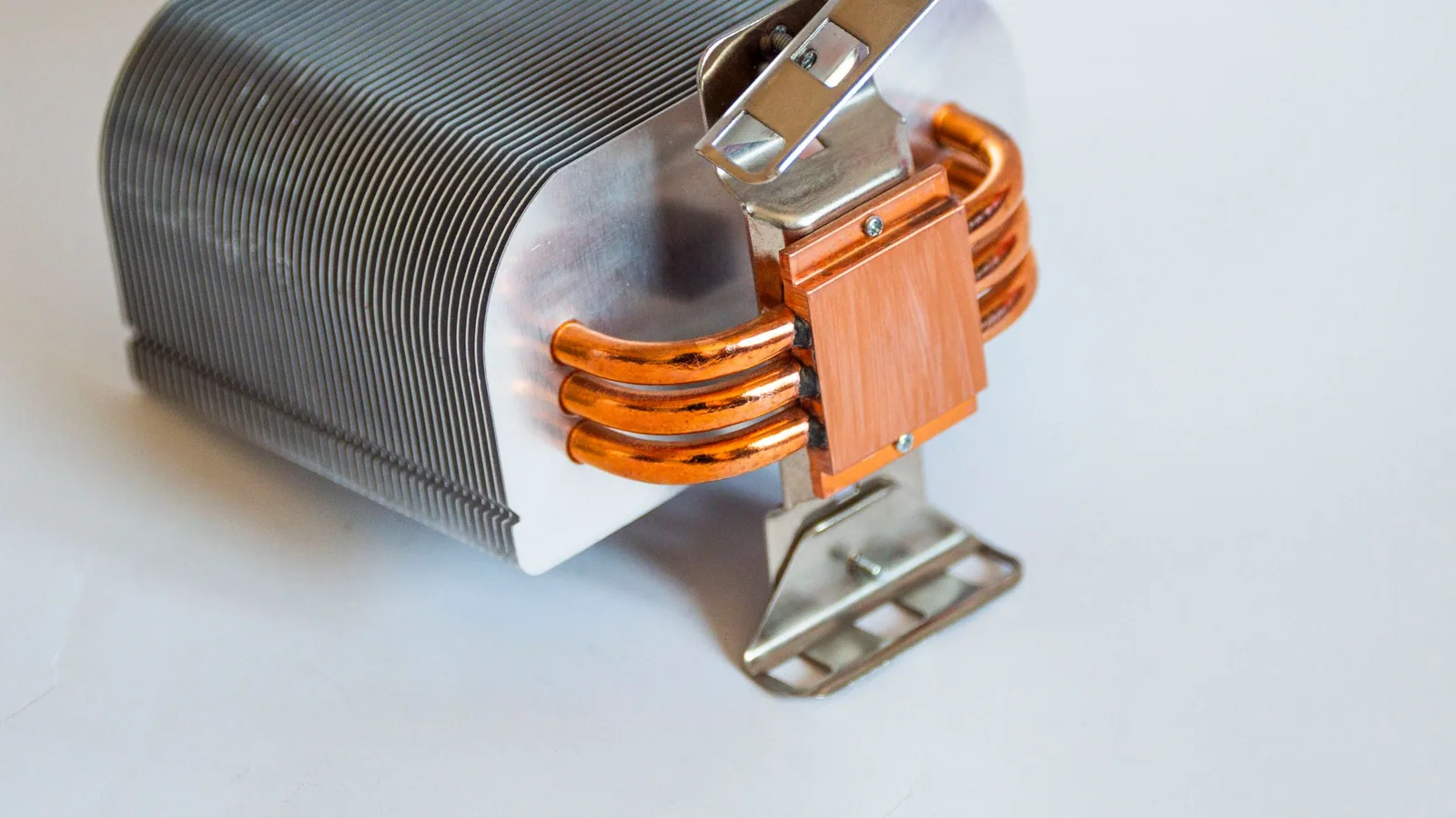 A finned aluminium heatsink with three copper heat pipes running into a machined contact block.